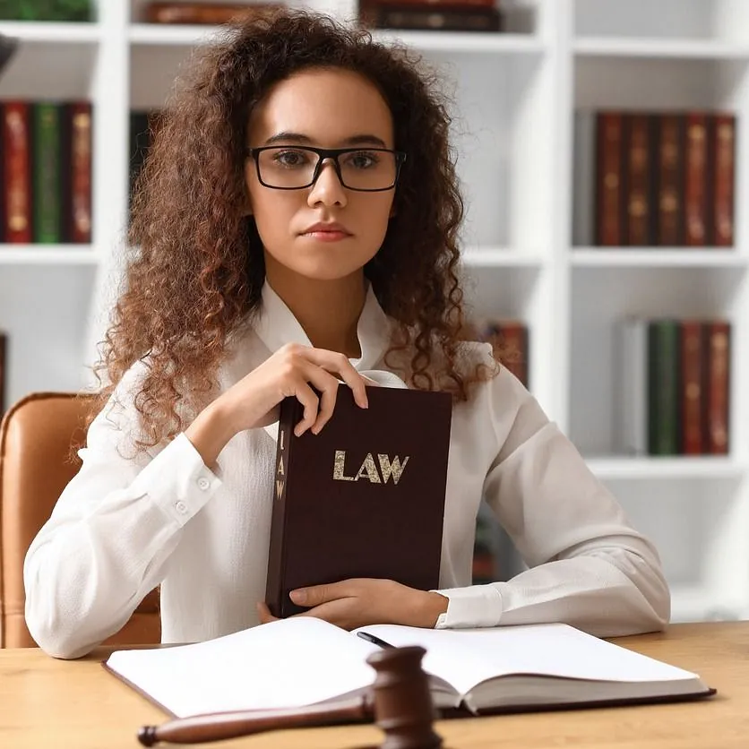 mujer abogada con un libro de leyes